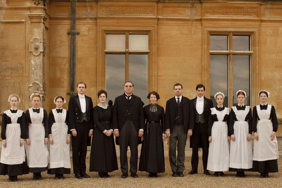 The cast of Downton Abbey in front of Highclere Castle. (Image by Alamy)