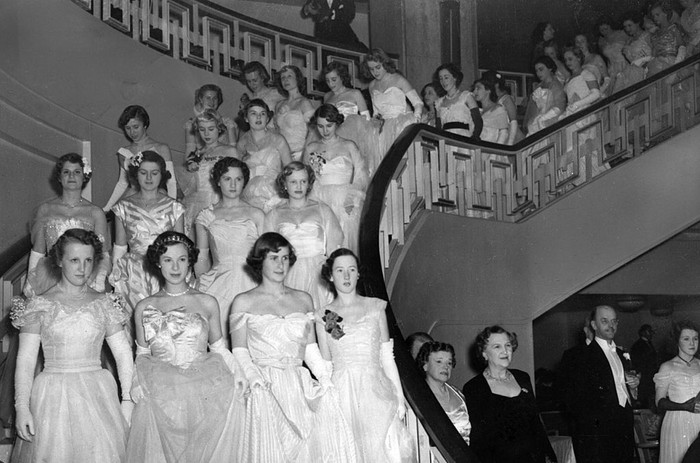 Debutantes Arrive 19th May 1950: The massed ranks of debutantes at the Queen Charlotte's Ball at Grosvenor House descend into the ballroom. (Photo by Keystone/Getty Images)