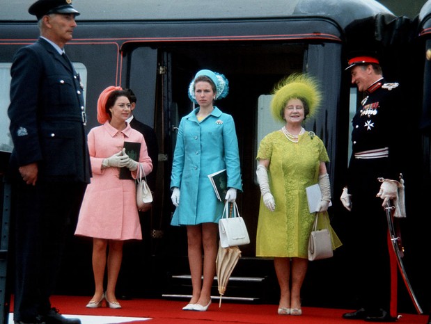 Anwar Hussein Collection CAERNARVON, WALES - JULY 1: (L-R) Princess Margaret, Queen Elizabeth II and The Queen Mother is seen at the investiture of Prince Charles, Prince of Wales on July 1, 1969 in Caernarvon, Wales. (Photo by Anwar Hussein/Getty Images)