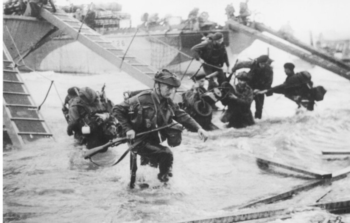Juno Beach D-Day Landings Troops from the 48th Royal Marines at Saint-Aubin-sur-mer on Juno Beach, Normandy, France, during the D-Day landings, 6th June 1944. (Photo by Hulton Archive/Getty Images)