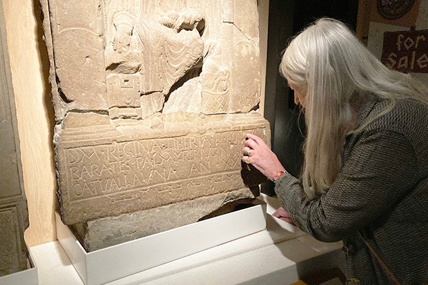 Mary Beard examines the tomb of Regina, a formerly enslaved British girl who married her erstwhile Syrian master. (Photo by BBC) Mary Beard looking at a stone tomb