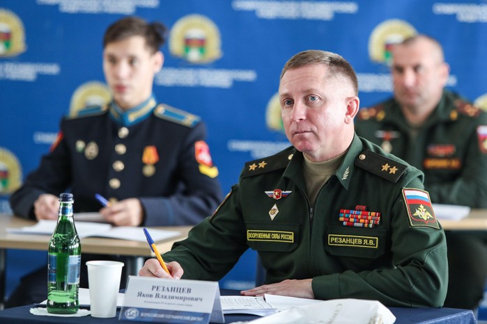 STAVROPOL, RUSSIA - NOVEMBER 14, 2021. Lt Gen Yakov Rezantsev, Commander of Russia's Southern Military District 49th Combined Arms Army (R front), takes an annual international Russian geography test, Geographical Dictation, at the Stavropol Presidential 2H699MF STAVROPOL, RUSSIA - NOVEMBER 14, 2021. Lt Gen Yakov Rezantsev, Commander of Russia's Southern Military District 49th Combined Arms Army (R front), takes an annual international Russian geography test, Geographical Dictation, at the Stavropol Presidential Cadet School. Geographical Dictation has been held annually since 2015 by the Russian Geographical Society to promote the knowlegde of geography and interest in the geography of Russia. Dmitry Akhmadullin/TASS